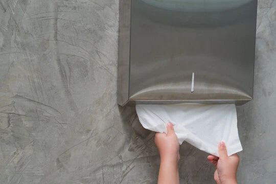 Distribuidora de papel toalha interfolha